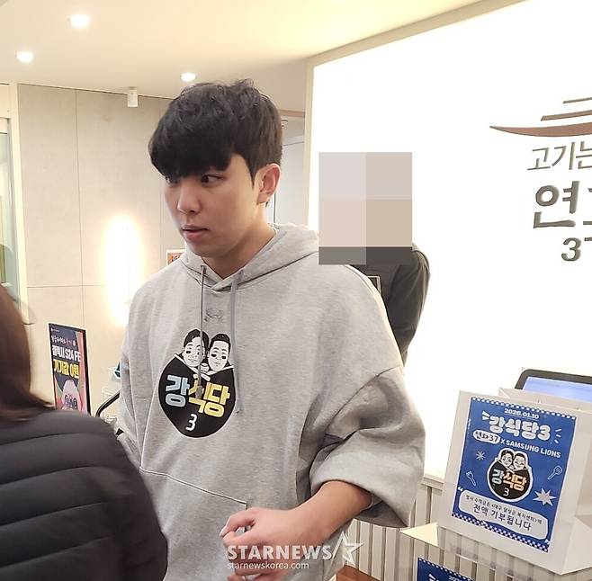 팬들의 사인 요청에 응하고 있는 김영웅. /사진=박수진 기자