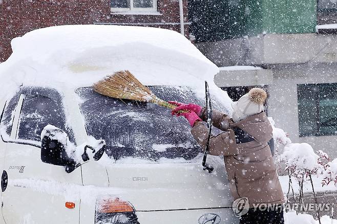 차에 쌓인 눈 치우는 주민 (무안=연합뉴스) 김혜인 기자 = 대설경보가 발효된 11일 전남 무안군 몽탄면 한 주차장에서 주민이 차량에 쌓인 눈을 빗자루로 치우고 있다. 2026.1.11 in@yna.co.kr