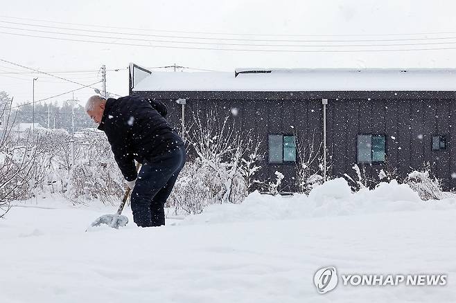 대설경보 내린 무안 (무안=연합뉴스) 김혜인 기자 = 대설경보가 발효된 11일 전남 무안군 일로읍 한 주택 앞에서 주민이 제설작업을 하고 있다. 2026.1.11 in@yna.co.kr