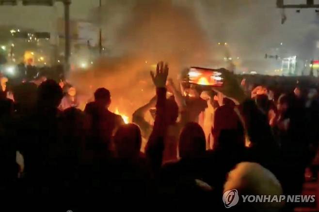 이란 시위 (AP 연합뉴스) 지난 9일(현지시간) 이란 수도 테헤란에서 시위대가 거리에서 불을 피운 장면이 소셜미디어에 확산했다. 2026.1.11 photo@yna.co.kr