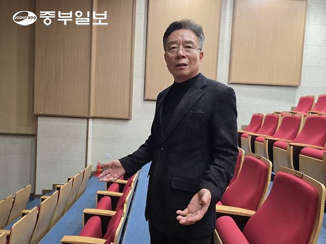 박신선 양평문화재단 이사장이 2026년 양평문화재단의 공연 사업을 설명하고 있다. 이준도기자