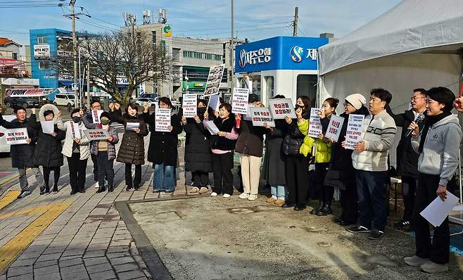 제주대학교 미래융합대학 재학생 및 동문 등이 12일 오후 3시 제주대학교 정문 앞에서 단식 투쟁 돌입 기자회견을 갖고 있다. ⓒ제주의소리