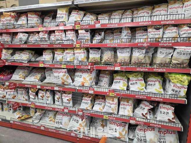 과자 매대가 심플러스 PB 상품으로 가득하다. (사진=한전진 기자)