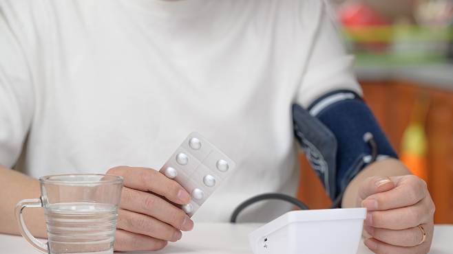 고혈압도 관리 목표를 잘 유지하면 약을 줄이거나 끊을 수도 있다|출처: 클립아트코리아