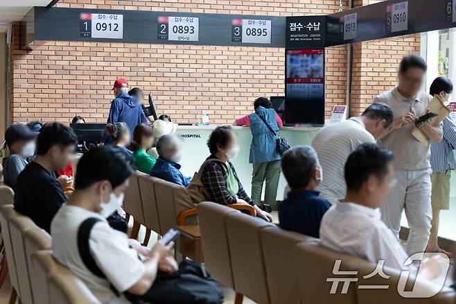 서울 소재의 2차 종합병원을 찾은 환자와 보호자들이 수납 순서를 기다리고 있다. /뉴스1 ⓒ News1 이재명 기자