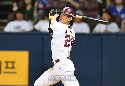 키움 송성문이 28일 고척 스카이돔에서 열린 2024 KBO리그 삼성과 경기 5회말 무사 1루 좌월홈런을 날리고 있다. 2024. 8. 28. 고척 | 최승섭기자 thunder@sportsseoul.com