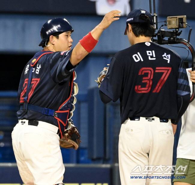 21일 잠실야구장에서 열린 롯데와 LG의 경기, 3회말 투구를 마친 이민석을 맞이하는 유강남의 모습. 잠실=허상욱 기자wook@sportschosun.com/2025.08.21/