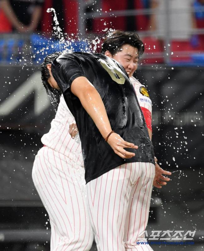 1일 광주 기아챔피언스필드에서 열린 KIA 타이거즈와 한화 이글스의 경기. KIA 이적 후 첫 승리와 세이브를 거둔 김시훈, 한재승이 기뻐하고 있다. 광주=박재만 기자 pjm@sportschosun.com/2025.08.01/