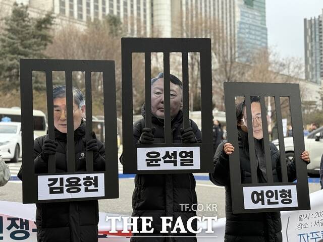 평화와 연대를 위한 접경지역 종교·시민사회연석회의와 자주통일평화연대, 한반도평화행동은 12일 서울 서초구 서울중앙지법 앞에서 기자회견을 열고 "계엄을 목적으로 군사 충돌을 조장하려 한 일체의 시도에 대해 철저한 수사와 책임 규명이 필요하다"고 밝혔다. /정인지 기자