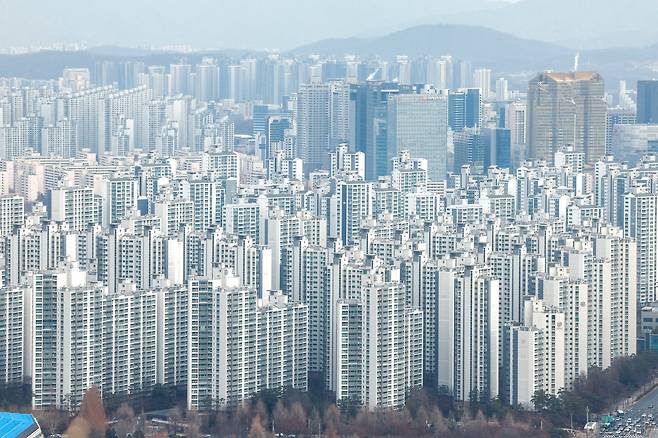 정부가 돈을 풀면 집값이 오른다는 기대감에 서울 아파트 가격이 계속 오르고 있다. 사진은 지난 1월 6일 서울 강남구 트레이드타워에서 바라본 도심 아파트 단지./뉴스1