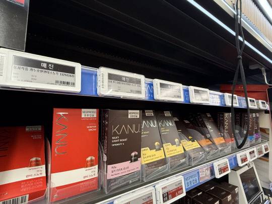 12일 홈플러스 유성점 매장 내 모습. 상품 납품 중단으로 매진돼 진열대가 텅 비어 있다. 이다온 기자