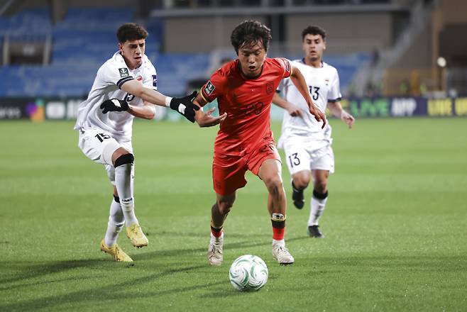 <yonhap photo-0247="">중국 U23 대표팀이 AFC 아시안컵 조별리그 1차전에서 이라크와 경기하는 모습. 신화=연합뉴스 </yonhap>