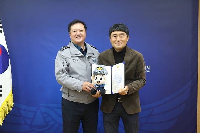 승객의 보이스피싱 피해를 막은 택시기사 이모씨(오른쪽)가 경찰로부터 감사장을 받았다 (서귀포경찰서 제공)