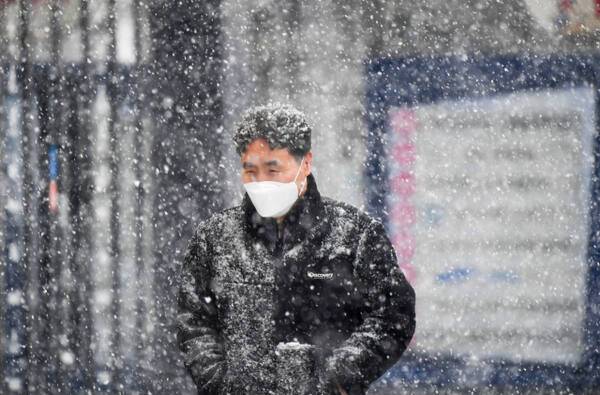 폭설 내릴 때 걷고 있는 시민. 경기일보 DB