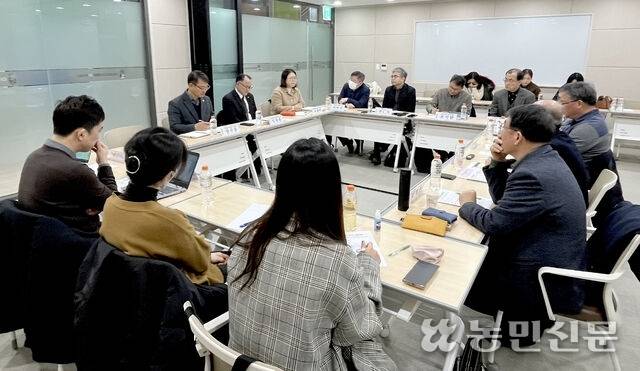 8일 농정연구센터가 충북 청주에서 개최한 '2026 신년좌담회'에서 참석자들이 토론하고 있다.