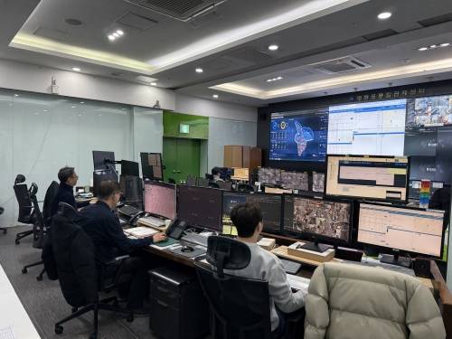 서울 영등포통합관제센터 직원들이 지난해 12월 폐쇄회로(CC)TV 영상을 살펴보는 모습. 영등포구 제공