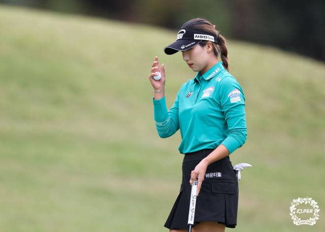갤러리에게 인사하고 있는 황유민. 사진 제공=KLPGA