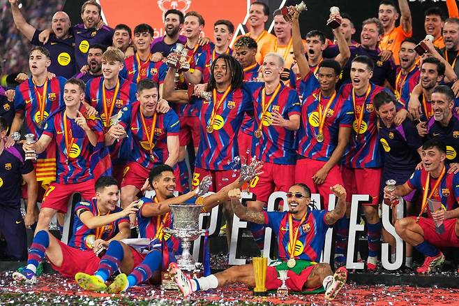바르셀로나 선수들이 12일(한국시간) 사우디 제다의 킹 압둘라 스포츠 시티에서 열린 레알 마드리드와 수페르코파 데 에스파냐 결승서 3-2 승리를 거두며 우승을 차지한 뒤 기뻐하고 있다. 제다(사우디아라비아)|AP뉴시스