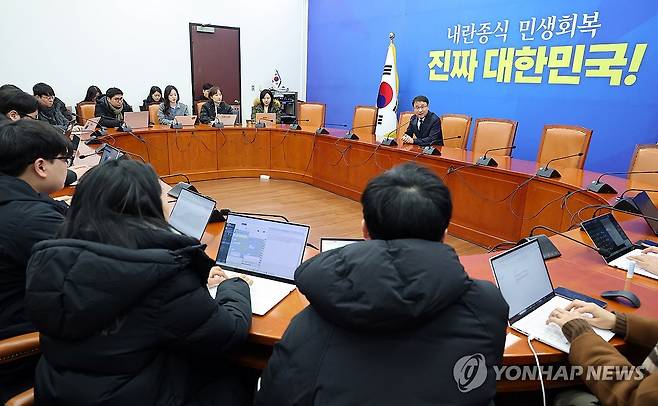 기자들과 간담회 갖는 한병도 신임 원내대표 (서울=연합뉴스) 이동해 기자 = 더불어민주당 한병도 신임 원내대표가 11일 국회에서 기자들과 간담회를 갖고 있다. 2026.1.11 eastsea@yna.co.kr