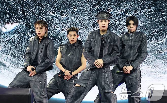 그룹 롱샷(LNGSHOT)의 오율, 률, 우진, 루이가 13일 서울 영등포구 명화라이브홀에서 가진 데뷔 EP '샷 콜러스'(SHOT CALLERS) 발매 쇼케이스에서 타이틀 곡 '문워킨'(Moonwalkin)을 선보이고 있다. 2026.1.13/뉴스1 ⓒ News1 권현진 기자