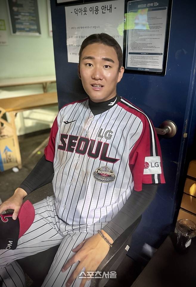 LG 시절 김영준이 16일 잠실 롯데전에서 호투한 후 취재진과 인터뷰하고 있다. 스포츠서울 DB