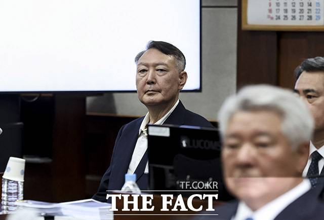 윤석열 전 대통령이 지난 9월 26일 서울 서초구 서울중앙지방법원에서 열린 '특수공무 집행 방해, 직권남용 권리행사 방해 혐의' 첫 재판에 출석해 있다./사진공동취재단