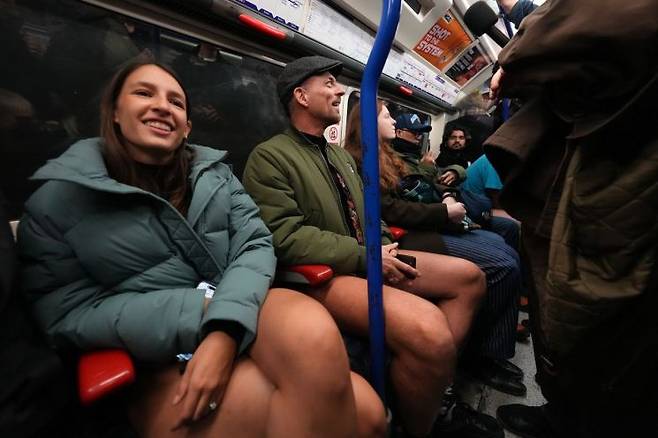 즉흥 퍼포먼스였던 이벤트는 입소문을 타며 빠르게 확산했고, 현재는 뉴욕·런던·토론토·프라하 등 전 세계 60여 개 도시에서 수천 명이 참여하는 연례행사로 자리 잡았다. AP연합뉴스