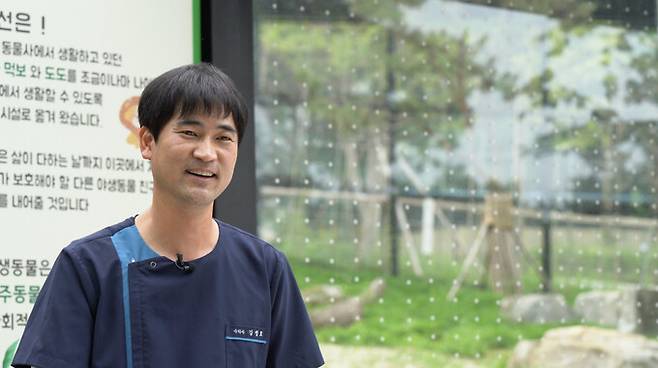 지난 2023년 실내동물원에 살던 사자 ‘바람이’를 구조하는데 큰 역할을 한 김정호 청주동물원 진료사육팀장이 최근 책 ‘아프다고 말해주면 좋겠어’를 출간했다. 청주동물원 제공