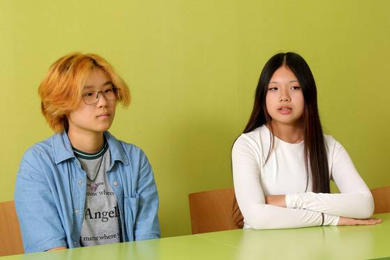 경기 안산시글로벌청소년센터에 다니는 카자흐스탄 국적의 김넬리(14, 오른쪽)양과 중국 국적의 이경건(18)양이 중앙일보와 인터뷰를 하고 있다. 장진영 기자