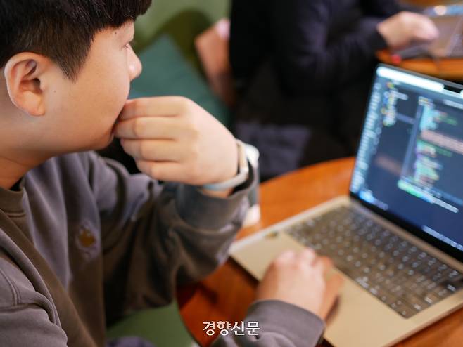 지난달 6일 경기 김포의 한 카페에서 ‘팔콘아이즈’ 대표 주현우씨가 중국 알리바바의 오픈소스 AI 이미지 생성 모델 ‘Z이미지’를 이용해 작업을 해 보고 있다. 김상범 기자