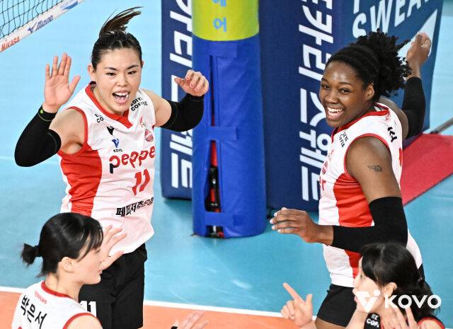 페퍼저축은행 시마무라와 조이(오른쪽)./KOVO