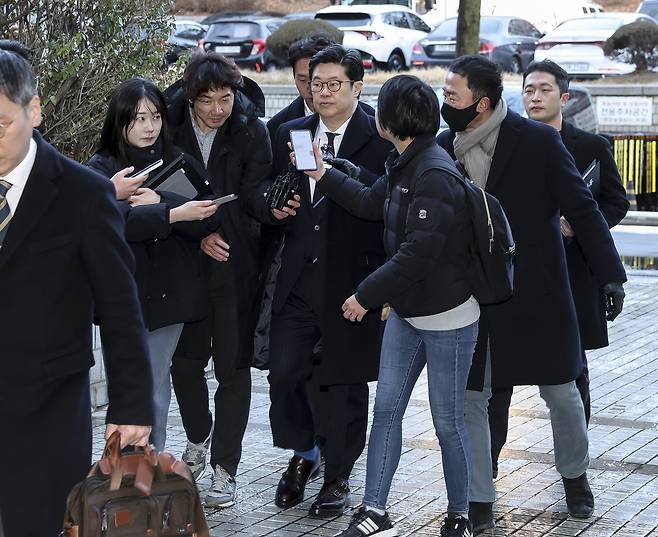 ‘홈플러스’와 관련해 1천억원대 사기 혐의를 받는 김병주 MBK파트너스 회장이 구속 전 피의자 심문(영장실질심사)을 위해 13일 오전 서울 서초구 서울중앙지방법원에 들어서고 있다. 이상섭 기자