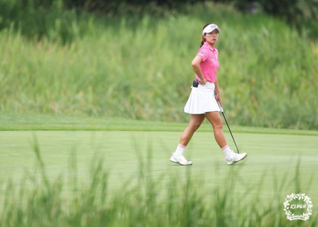 그린을 파악하고 있는 이동은. 사진 제공=KLPGA