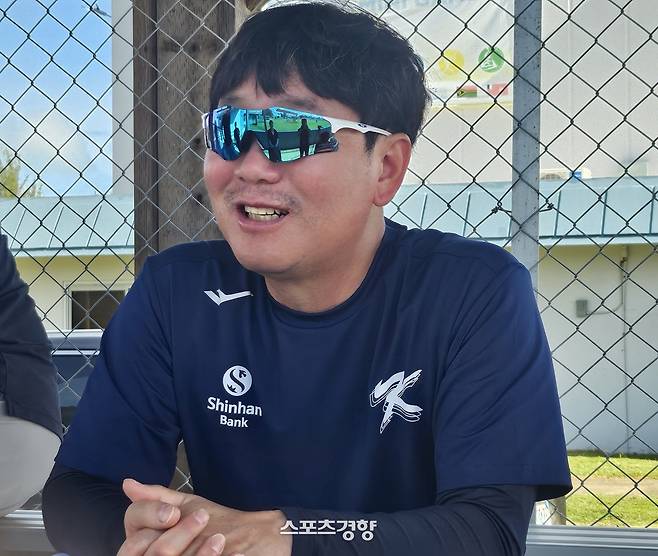 류지현 WBC 대표팀 감독이 12일 사이판 올레아이 구장에서 밝은 표정으로 인터뷰하고 있다. 사이판 | 심진용 기자