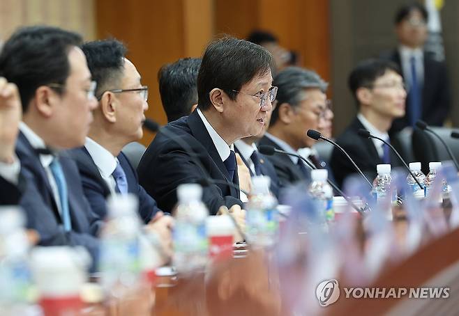 자산운용사 CEO 간담회 참석한 이찬진 금감원장 (서울=연합뉴스) 김성민 기자 = 이찬진 금융감독원장이 17일 서울 영등포구 금융투자협회에서 열린 '자산운용사 CEO 간담회'에서 발언하고 있다. 2025.12.17 ksm7976@yna.co.kr