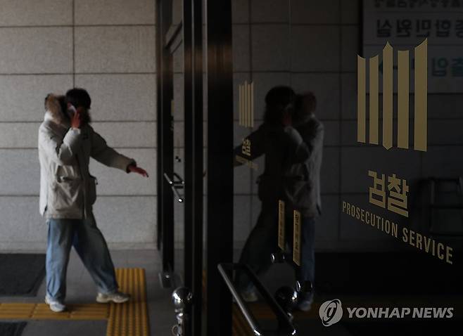 김용현 긴급체포 소식에 분주한 취재진 (서울=연합뉴스) 임헌정 기자 = 윤석열 대통령이 선포한 비상계엄 집행을 주도한 김용현 전 국방부 장관이 계엄 사태를 수사하는 검찰 특별수사본부에 긴급체포된 가운데 8일 오전 서울 서초구 서울중앙지검에서 취재진이 분주하게 움직이고 있다. 2024.12.8 kane@yna.co.kr