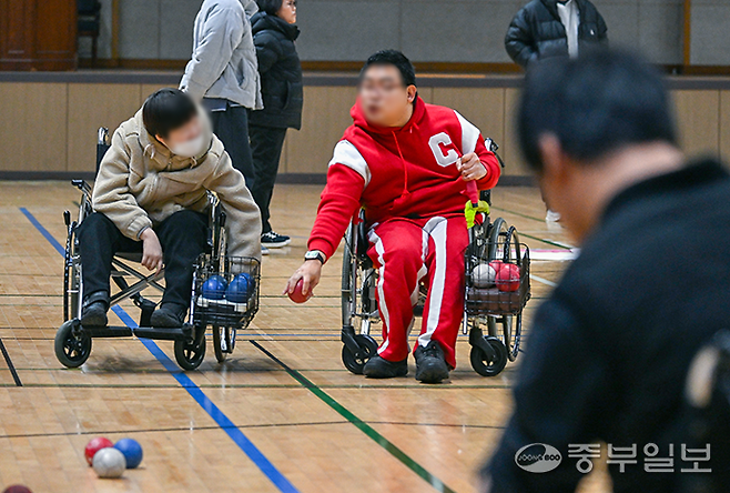 보치아 국가대표 선수들이 금메달을 받은 경우 기초수급자격이 즉시 박탈되는 등 부조리가 우려되는 가운데 13일 오후 안산시 안산와동체육관에서 보치아 선수들이 훈련을 하고 있다. 임채운기자
