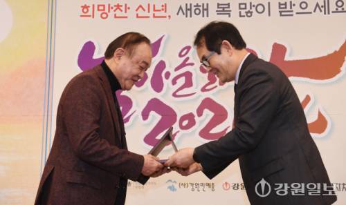 14일 춘천베어스호텔에서 열린 2026 강원일보 신춘문예 시상식에서 박진오 사장(오른쪽)이 배종영 시부문 당선자에게 상패를 전달하고 있다. 박승선기자