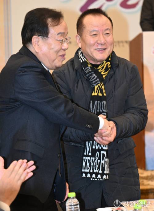 2026 강원자치도 문화예술인신년교례회 및 강원일보 신춘문예 시상식이 14일 춘천 베어스호텔에서 열린 가운데 행사에 함께 참석한 이재한 도예총회장과 최찬호 강원민예총이사장이 악수를 나누고 있다. 박승선기자