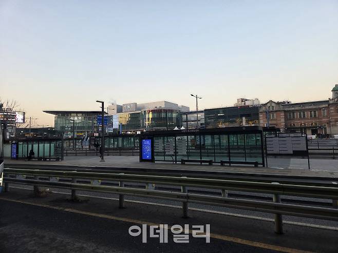 14일 서울 시내버스 파업이 이틀째 이어지마 서울 용산구 서울역 버스환승센터가 비어 있다. (사진=염정인 기자)