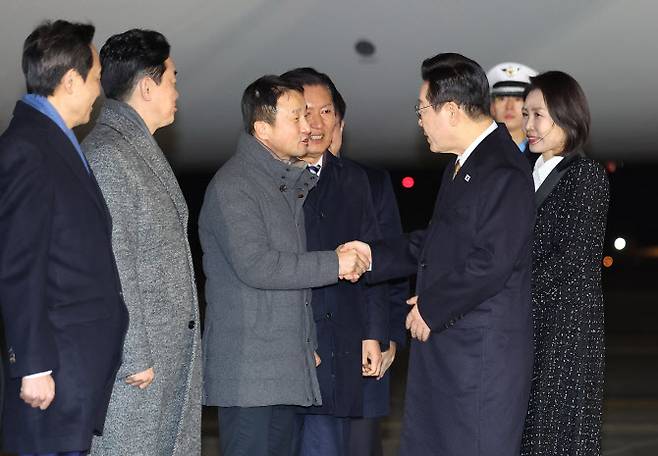 일본 방문 일정을 마치고 귀국한 이재명 대통령이 14일 성남 서울공항에서 더불어민주당 한병도 원내대표와 인사하고 있다. 왼쪽부터 우상호 정무수석, 강훈식 대통령비서실장, 한 원내대표, 정청래 대표.(사진=연합뉴스)