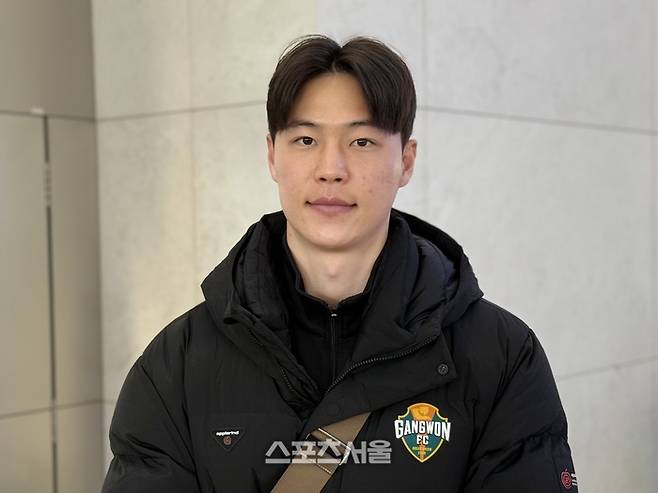 강원 공격수 김건희가 지난 5일 인천공항에서 튀르키예 출국을 앞두고 본지와 만나 인터뷰에 응하고 있다. 인천공항 | 정다워 기자