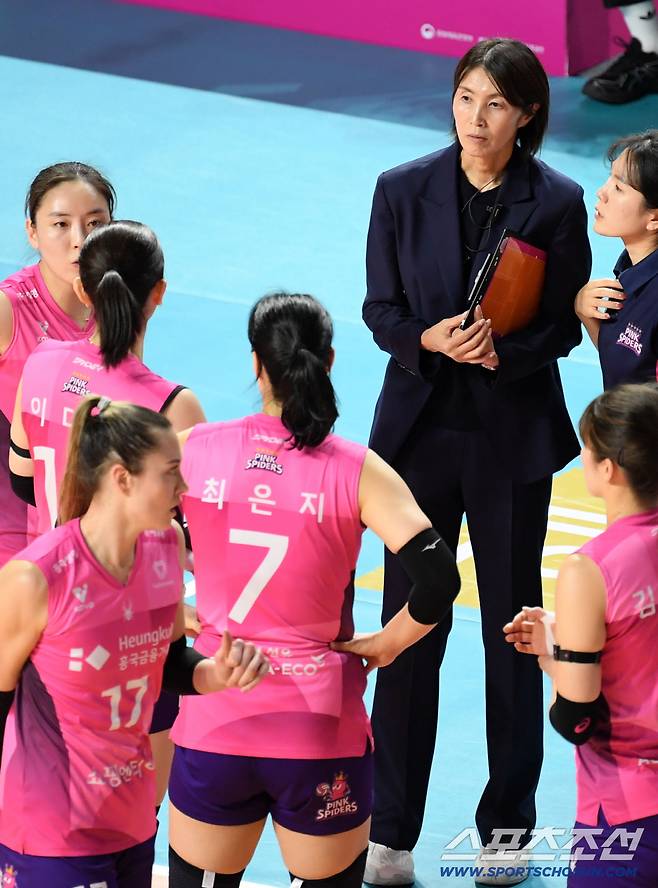 14일 인천 삼산월드체육관 열린 V리그 흥국생명과 한국도로공사 경기. 요시하라 토모코 감독이 작전 지시를 하고 있다. 인천=박재만 기자 pjm@sportschosun.com/2026.01.14/