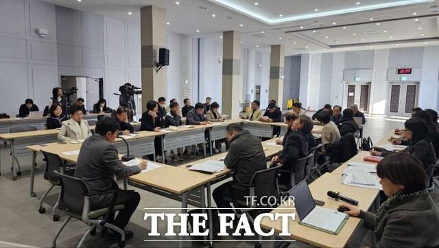 전남 동부권 열린포럼 참석자들이 13일 여수상공회의소 열린마루 회의장에서 광주·전남 행정통합 대응 방향을 논의하고 있다. /고병채 기자