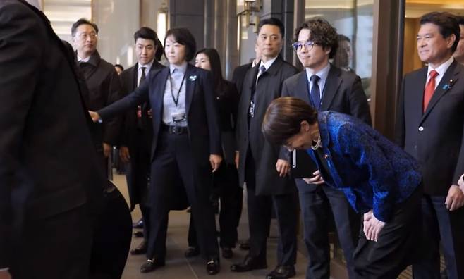 지난 13일 다카이치 사나에 일본 총리가 이재명 대통령에게 90도 각도로 인사하는 장면. /글로벌타임스