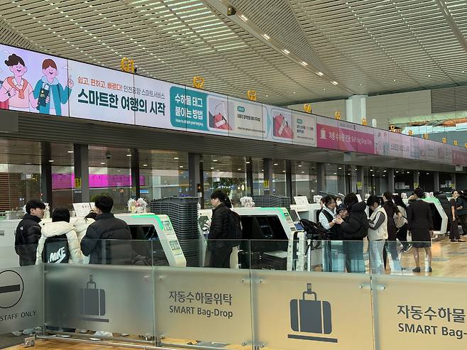14일 오전 인천국제공항 제2여객터미널(T2) 아시아나항공 수속 카운터에 승객들이 수하물을 위탁하는 모습. /양범수 기자