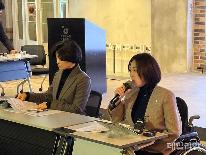 김재진 닥사 상임부회장(왼쪽)과 최보윤 국민의힘 의원이 14일 서울 서초구 드림플러스 강남에서 열린 '디지털자산업계 정책간담회' 후 기자들에게 백브리핑을 진행하고 있다. ⓒ데일리안 황지현 기자