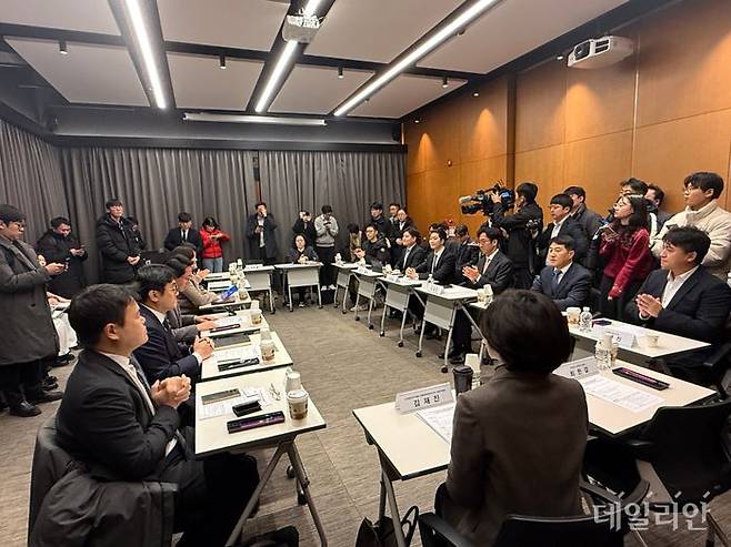 14일 서울 서초구 DAXA 드림플러스 강남에서 열린 '디지털자산업계 정책간담회'에 국회의원과 업계 관계자들이 참석했다. ⓒ데일리안 황지현 기자