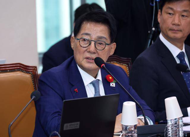 박지원(왼쪽) 더불어민주당 의원이 12일 서울 여의도 국회에서 열린 법제사법위원회 전체회의 도중 질의하고 있다. 뉴시스