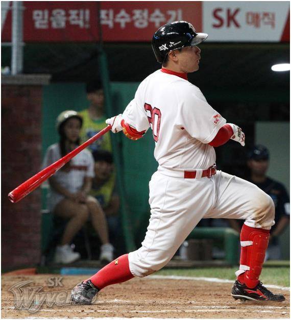 SK 와이번스 포수 이재원의 스윙 모습. 이재원은 2006년 신인 1차 지명으로 SK에 입단했다. SK 와이번스 제공